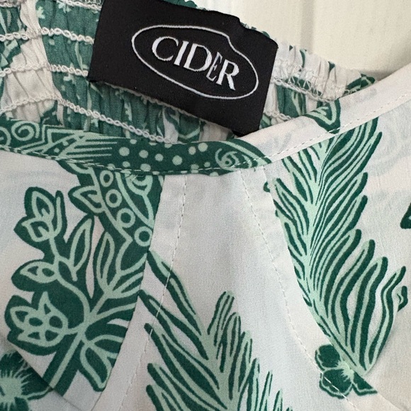 (4) Trendy Tops - Picture 5 of 10